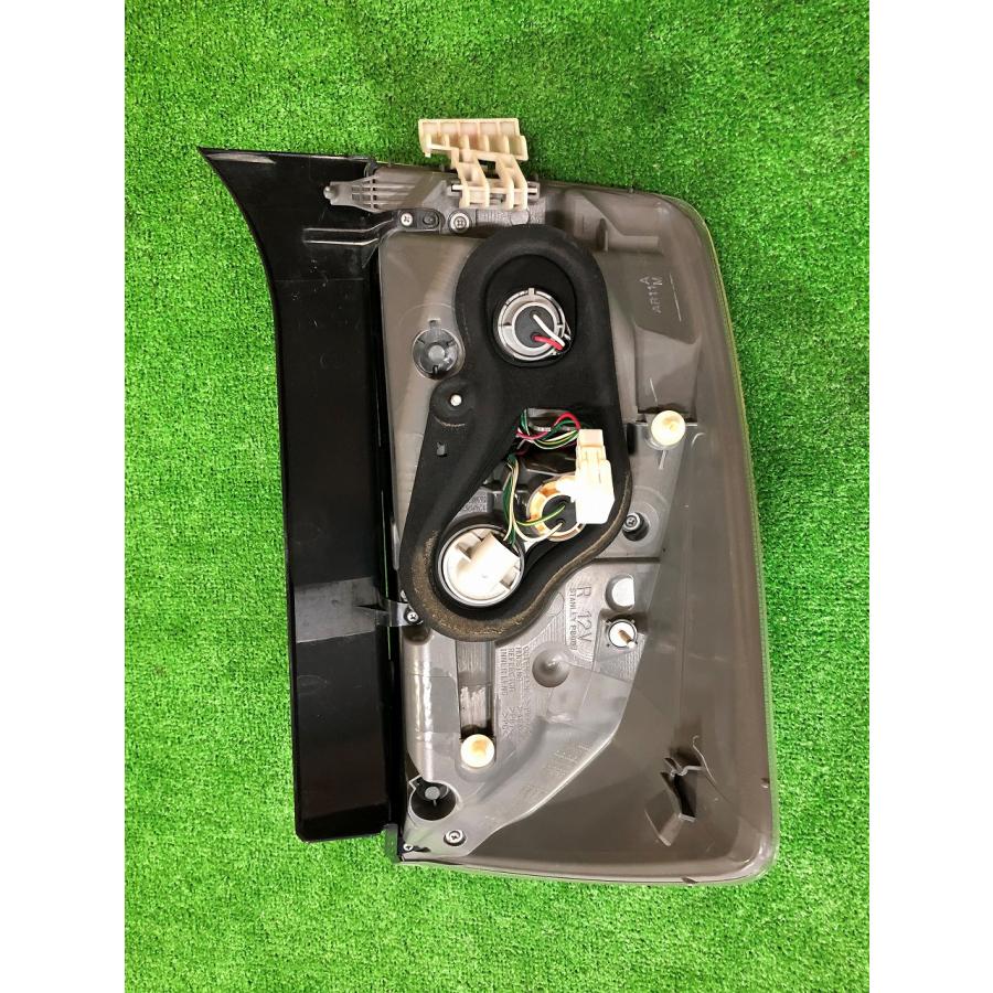 トヨタ☆プリウス ZVW30 純正 右テールライト STANLEY P8007/47