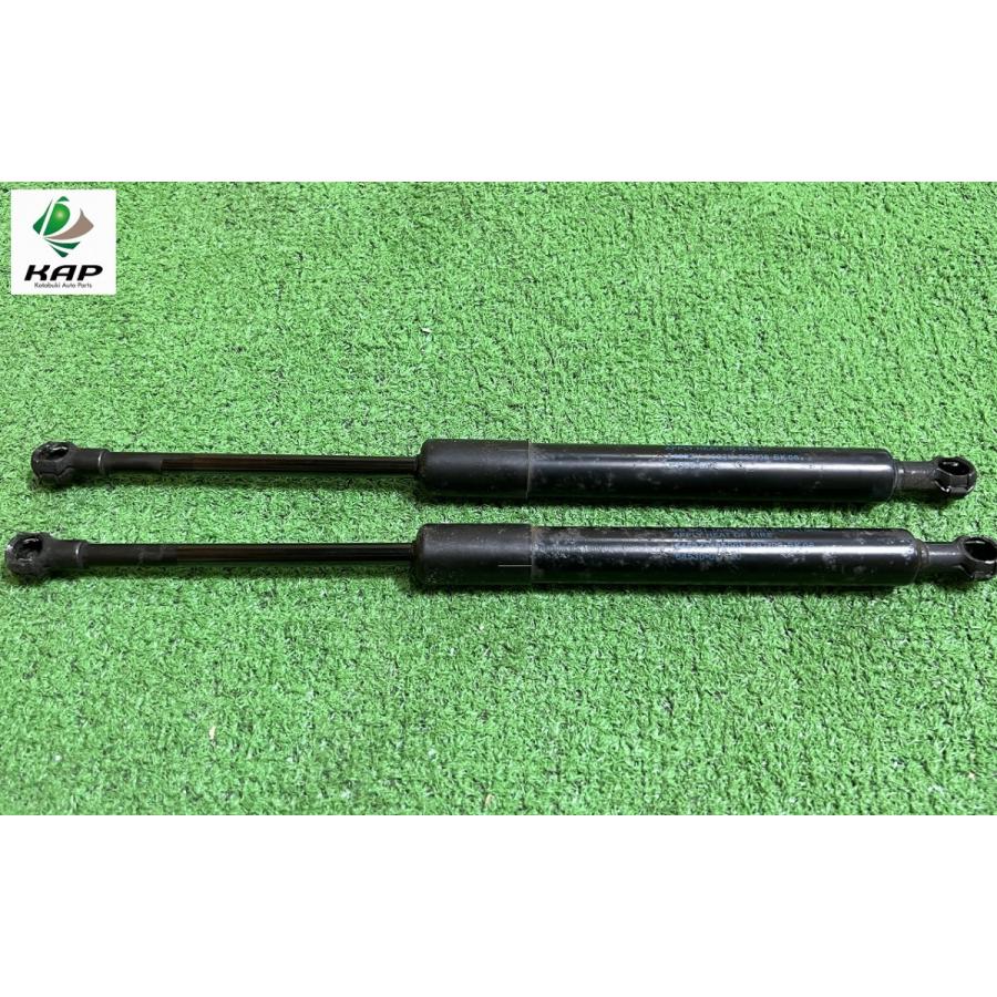 トヨタクラウン トランクのダンパーセット (64530-0W120)新品 未使用 トヨタクラウン トランクのダンパーセット (64530-0W120)新品 未