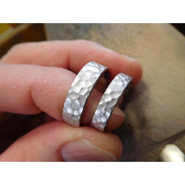 純プラチナ 結婚指輪 本物の鍛造 美しい白い槌目模様が綺麗すぎる 女性用4ミリ幅 男性用5 5ミリ幅 059 鍛造の結婚指輪 ジュエリーコウキ 通販 Yahoo ショッピング