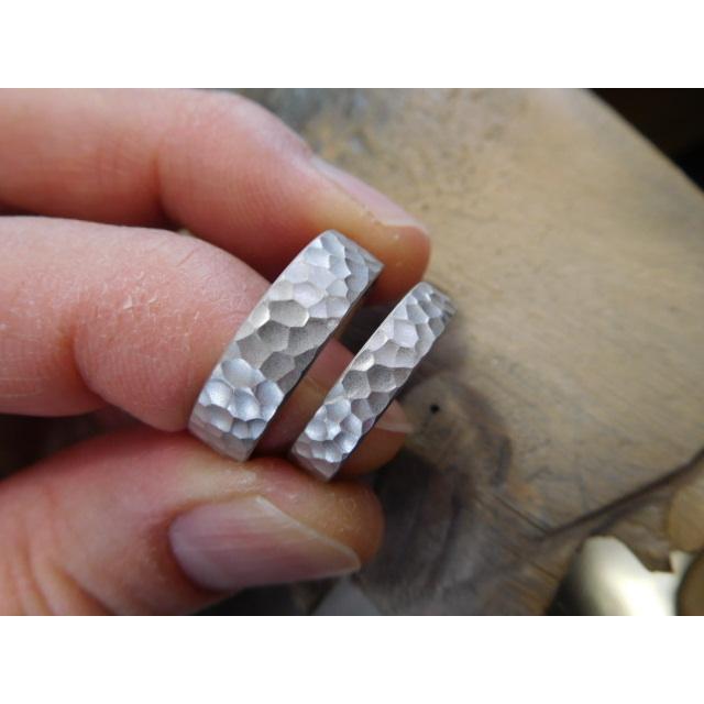 純プラチナ 結婚指輪 本物の鍛造 美しい白い槌目模様が綺麗すぎる 女性用4ミリ幅 男性用5 5ミリ幅 059 鍛造の結婚指輪 ジュエリーコウキ 通販 Yahoo ショッピング