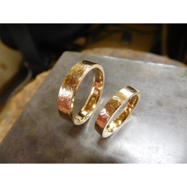送料無料でお届けします ゴールド結婚指輪 本物の鍛造 金槌と鏨で打ち出した槌目 男性用4.5ミリ幅 女性3.5ミリ幅〜光沢仕上げ  cisama.sc.gov.br