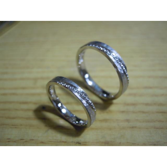 プラチナ 結婚指輪 本物の鍛造 打ち出した槌目模様にズバッ と斜めのミル打ちラインが切れ込む 078 鍛造の結婚指輪 ジュエリーコウキ 通販 Yahoo ショッピング