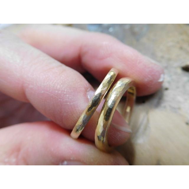鍛造 結婚指輪 ゴールド 18k 18金 k18 マリッジリング ペア 結婚リング ペアリング 細め 甲丸 槌目 メンズ 2.5mm レディース 2mm くすみ加工
