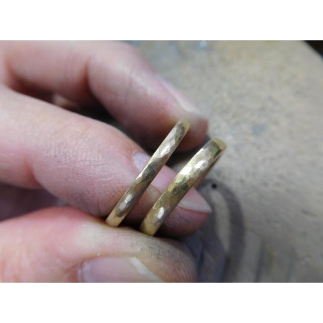 鍛造 結婚指輪 ゴールド 18k 18金 k18 マリッジリング ペア 結婚リング ペアリング 細め 甲丸 槌目 メンズ 2.5mm レディース 2mm くすみ加工