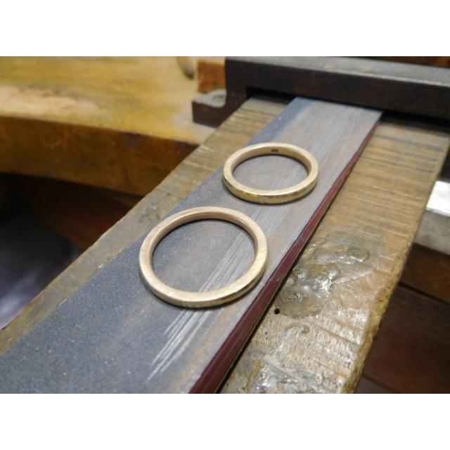 鍛造 結婚指輪 ゴールド 18k 18金 k18 マリッジリング ペア 結婚リング ペアリング 細め 甲丸 槌目 メンズ 2.5mm レディース 2mm くすみ加工