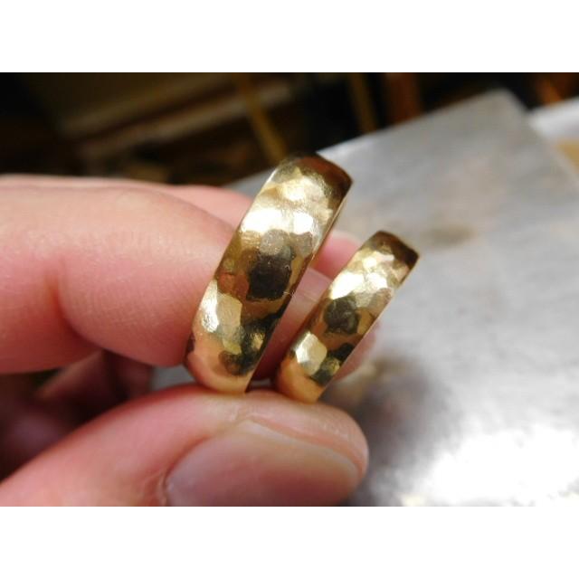 鍛造 結婚指輪 ゴールド 18k 18金 k18 マリッジリング ペア 結婚リング 槌目 太め 太い 甲丸 平甲丸 ペアリング メンズ 6.5mm レディース 4.5mm |  | 02