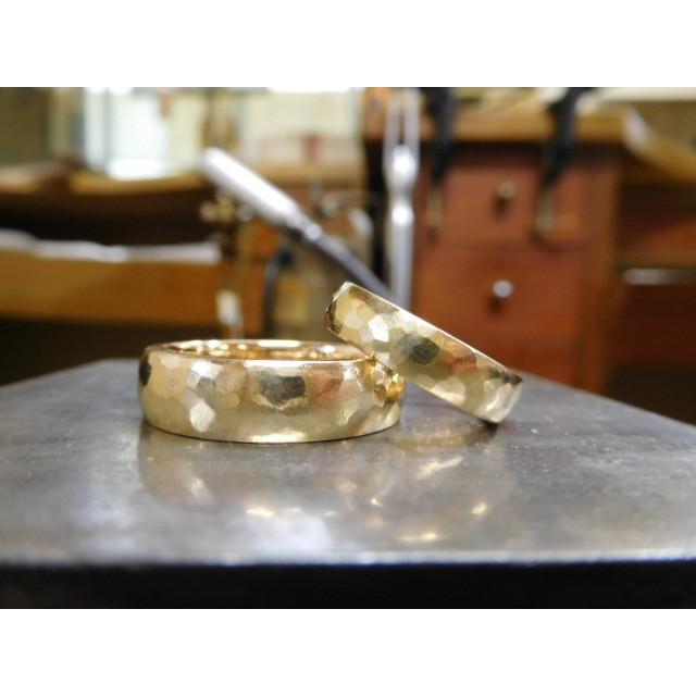 鍛造 結婚指輪 ゴールド 18k 18金 k18 マリッジリング ペア 結婚リング 槌目 太め 太い 甲丸 平甲丸 ペアリング メンズ 6.5mm レディース 4.5mm |  | 07