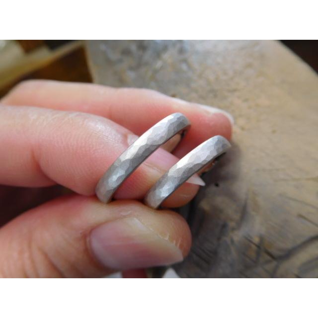 プラチナ 結婚指輪 本物の鍛造 細めのシンプルな甲丸に白い槌目 艶消しの白い浅い槌目が上品で清楚で美しい 126 鍛造の結婚指輪 ジュエリーコウキ 通販 Yahoo ショッピング