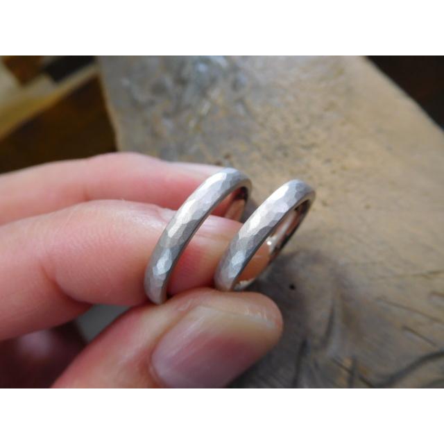 プラチナ 結婚指輪 本物の鍛造 細めのシンプルな甲丸に白い槌目 艶消しの白い浅い槌目が上品で清楚で美しい 126 鍛造の結婚指輪 ジュエリーコウキ 通販 Yahoo ショッピング