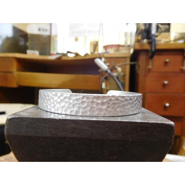 鍛造 バングル ブレスレット プラチナ pt900 太め 太い 槌目 槌目加工 槌目模様 10mm つや消し マット デザイン メンズ レディース |  | 02