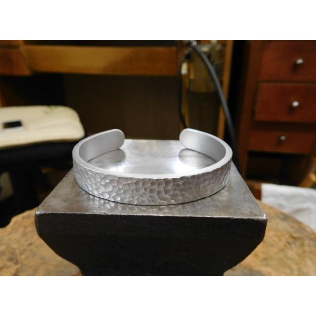 鍛造 バングル ブレスレット プラチナ pt900 太め 太い 槌目 槌目加工 槌目模様 10mm つや消し マット デザイン メンズ レディース |  | 03