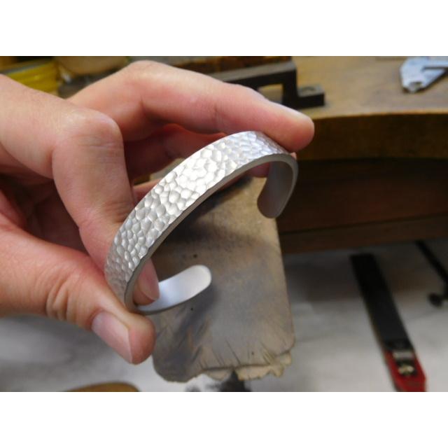 鍛造 バングル ブレスレット プラチナ pt900 太め 太い 槌目 槌目加工 槌目模様 10mm つや消し マット デザイン メンズ レディース |  | 06