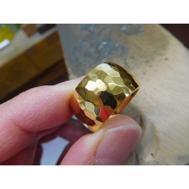 純金 指輪 リング 鍛造 ブランド 値段 安い 24k 24金 k24 太め 太い 甲丸 平甲丸 13mm 槌目 槌目加工 槌目模様 光沢 鏡面 おしゃれ デザイン メンズ レディース |  | 01
