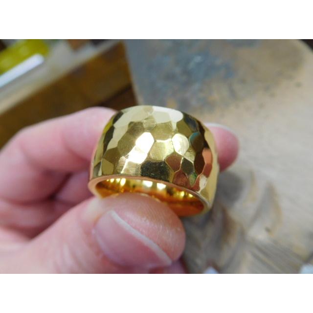 純金 指輪 リング 鍛造 ブランド 値段 安い 24k 24金 k24 太め 太い 甲丸 平甲丸 13mm 槌目 槌目加工 槌目模様 光沢 鏡面 おしゃれ デザイン メンズ レディース |  | 02