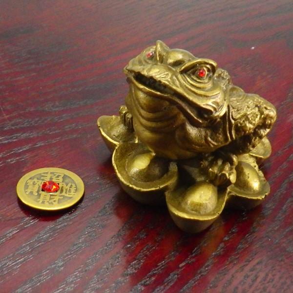 開運 三脚蛙 三本足 カエル 置物 真鍮 風水 玄関 縁起 金色