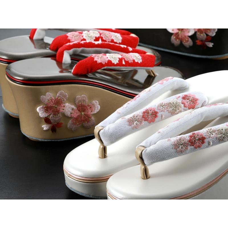 【激安】新品　桂由美　草履　鼻緒は牡丹に孔雀の刺繍　黒 激安】新品 桂由美 草履 鼻緒は牡丹に孔雀の刺繍 黒 【公式通販】