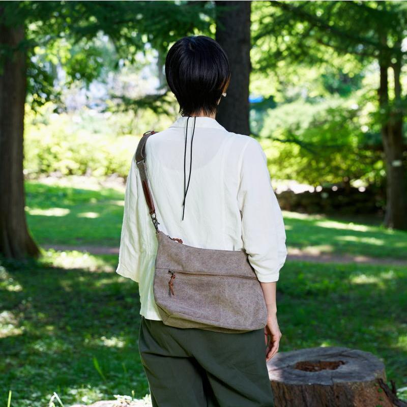 rena 豊岡(レナ　トヨオカ）cheviot(チェビオット） 豊岡製・神鍋山火山灰手染め　8号帆布斜め掛けショルダーバッグ tz-24 |  | 03