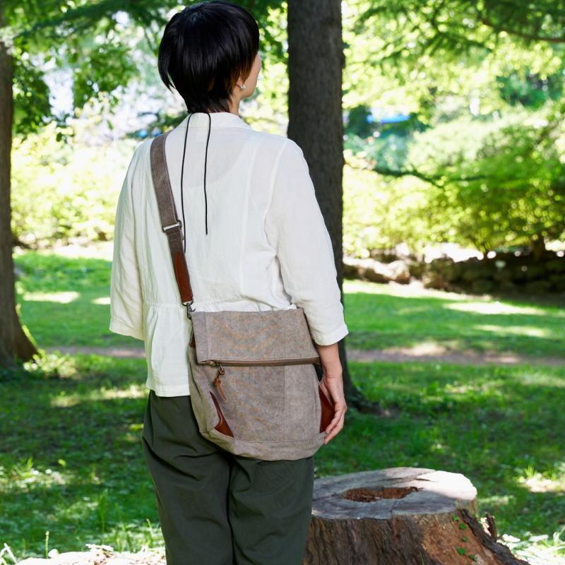 rena 豊岡(レナ　トヨオカ）cheviot(チェビオット）【豊岡製・神鍋山火山灰染め】8号帆布・口折り斜め掛けショルダー（ｔｚ-25） | 