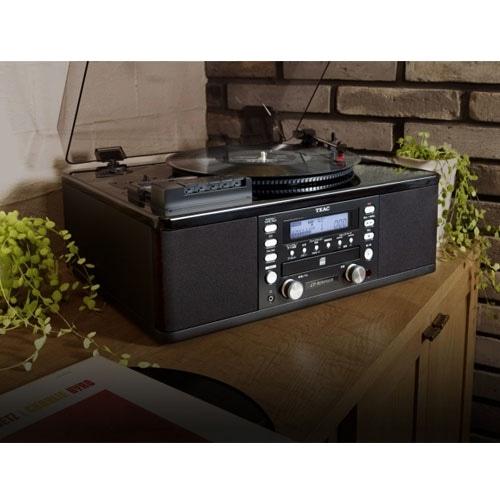 T E AＣターンテーブル／カセット付きＣ Dレコーダー２０１６年製色黒 TEAC（ティアック） ターンテーブル付CDレコーダー LP-R550USB