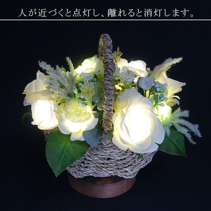LEDフラワー 12個のバラを盛った籐製の花かご / 造花 薔薇 バラ 花 花