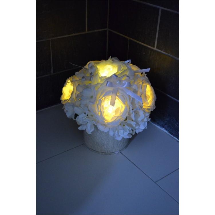 ホワイトローズアレンジ Ｍサイズ 【2個セット】 造花 バラ ばら 薔薇 LED センサーライト 灯り 間接照明 かわいい 母の日 プレゼント ギフト 送料無料 | ブランド登録なし | 01