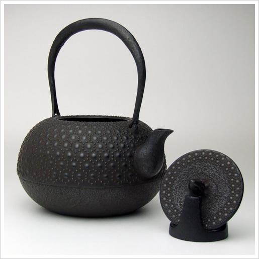 送料無料　南部薫山工房　初代薫山造　虫食い摘み霰平丸鉄瓶　未使用　共箱 楽天市場】南部鉄瓶 薫山工房 砂鉄製 砂鉄鉄瓶 鉄鉢型 砂鉄 桜