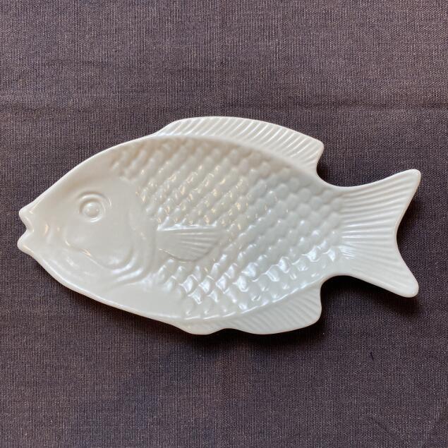バリ島　ジェンガラケラミック製　白い魚形陶器皿 大きめ ジェンガラケラミック 皿 魚 プレート 小 白 深緑 正規品食器 高級