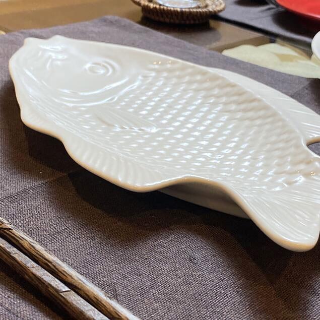 バリ島　ジェンガラケラミック製　白い魚形陶器皿 大きめ ジェンガラ 皿 魚デザイン プレート 白 正規品 食器 大皿 高級