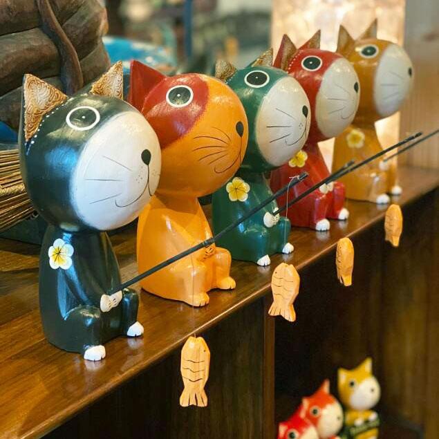 魚釣りをしているバリネコ 木製オブジェ 5色 木彫り バリ猫 置物 魚釣りをしているバリネコ 木製オブジェ 5色 木彫り バリ猫 置物
