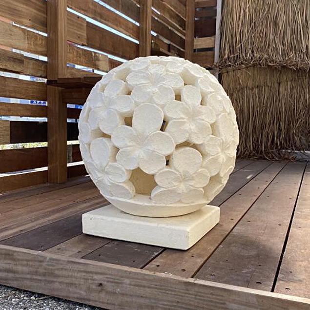 セメント オブジェ ボール型 プルメリア W40cｍ ホワイト スタンド付 ストーンカービング 彫刻 ガーデンオブジェ｜kupukupu