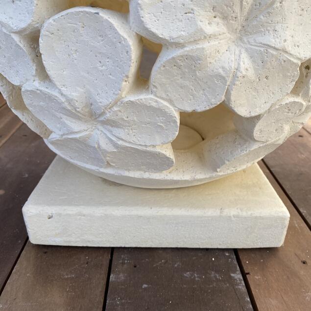 セメント オブジェ ボール型 プルメリア W40cｍ ホワイト スタンド付 ストーンカービング 彫刻 ガーデンオブジェ｜kupukupu｜04