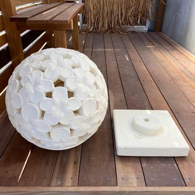 ガーデン オブジェ ボール型 プルメリア W40cm ホワイト スタンド付