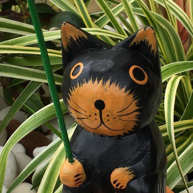 花を持ったバリネコ 猫の置き物 かわいい 猫雑貨 ネコの置き物 猫 ネコ