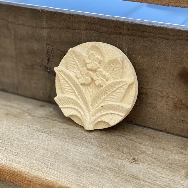 ストーンレリーフ フラワー タイル 丸 9.5cm プルメリア パラス石