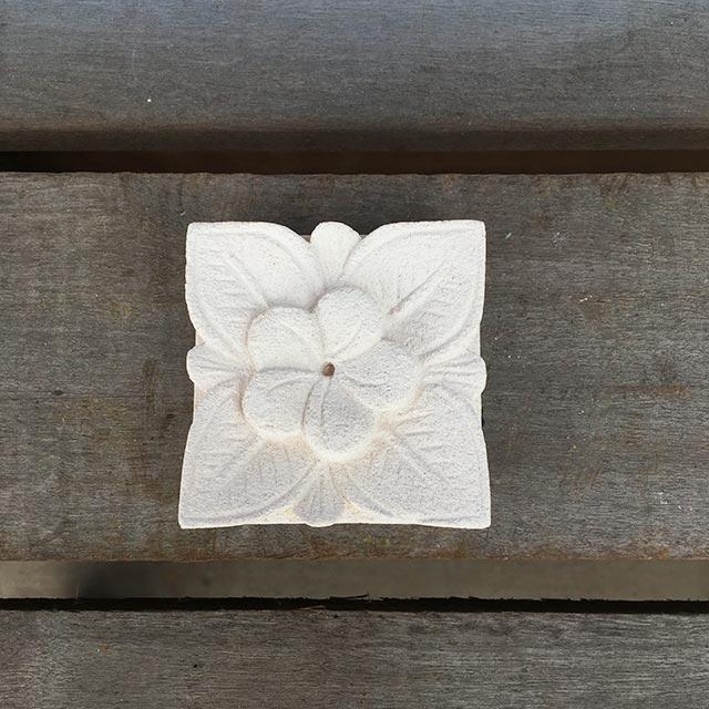 バリ島石材 ストーンレリーフ 7×7cm 厚み2.5cm 3タイプ フラワータイル