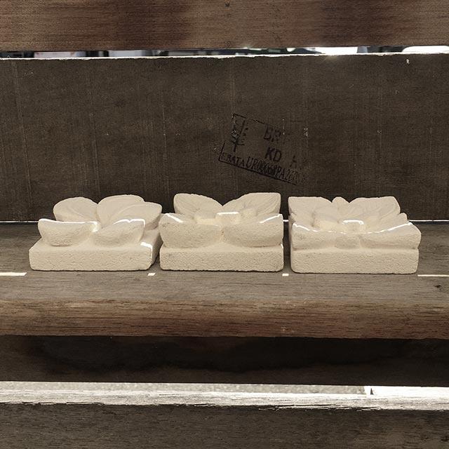 バリ島石材 ストーンレリーフ 7×7cm 厚み2.5cm 3タイプ フラワータイル