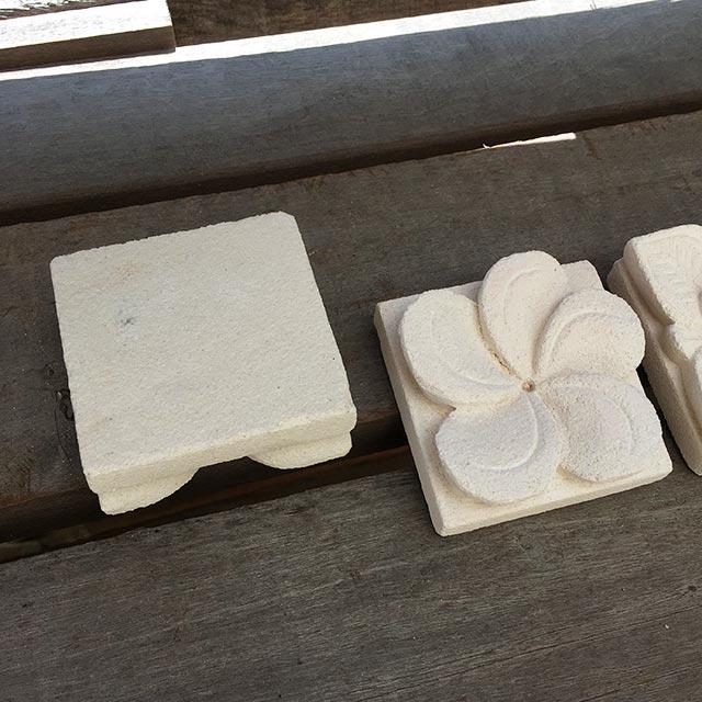 バリ島石材 ストーンレリーフ 7×7cm 厚み2.5cm 3タイプ フラワータイル