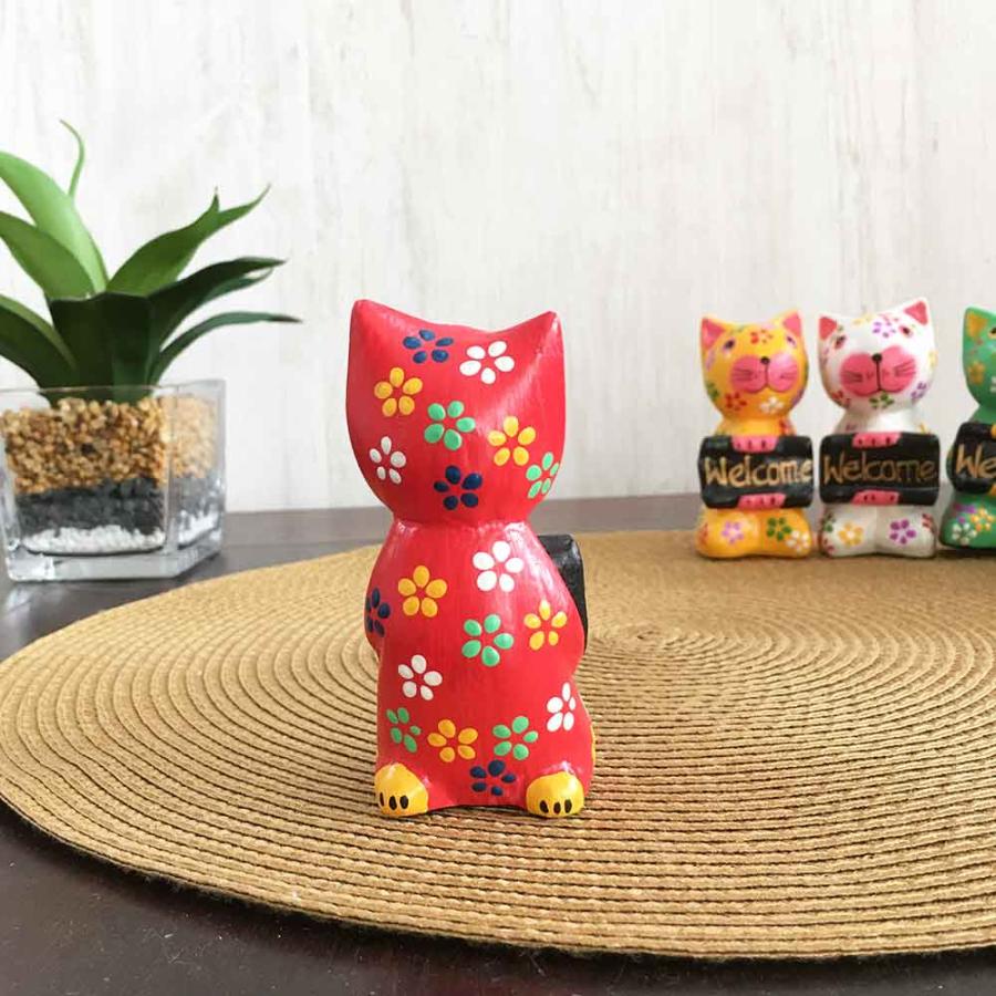 ウェルカムボードを持った可愛いバリネコ カラフル 5色 花柄 猫の