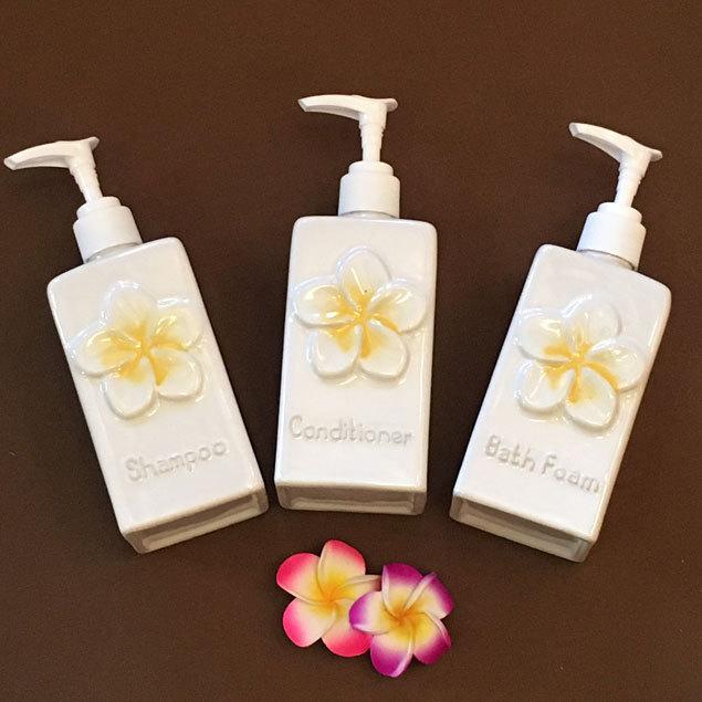 タバナン ソープボトル 白 プルメリア ワンポイント 陶器 シャンプー コンディショナー ディスペンサー おしゃれ ボディソープ ボトル 475 バリ雑貨 石像のクプクプ アジアン 通販 Yahoo ショッピング