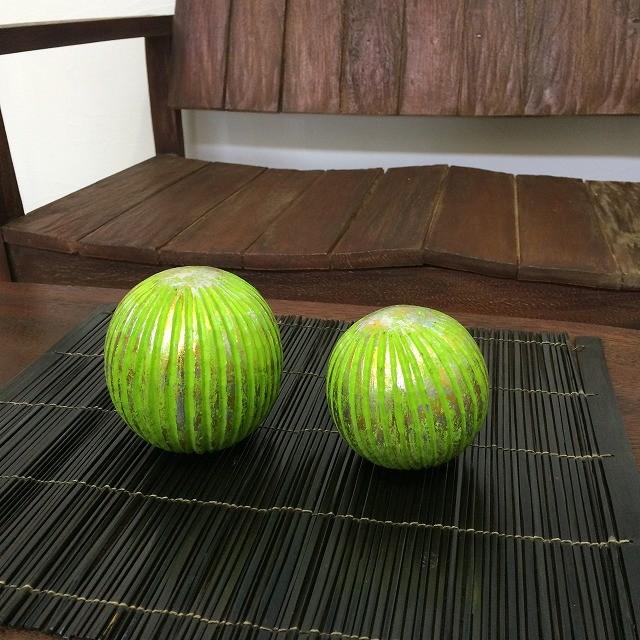 緑とオレンジのストライプの石の置物