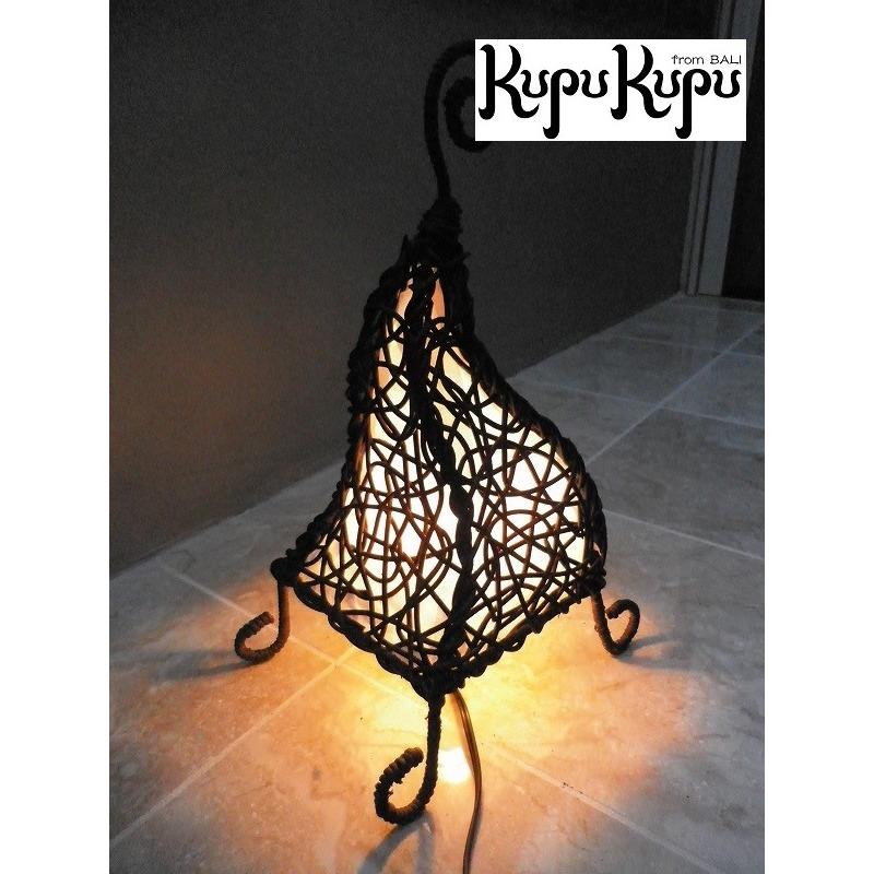 フロアライト バリ島製 アイアンとラタン ピラミッド型ランプ 間接照明