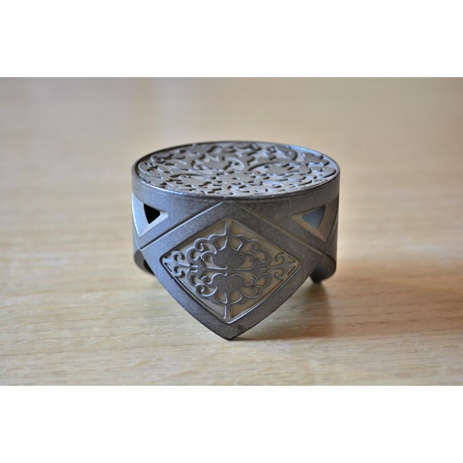 南部鉄器 鈴木盛久 蓋置 万華鏡 蓋置「五徳・万華鏡」｜鉄瓶のある暮らしをより快適に。あると