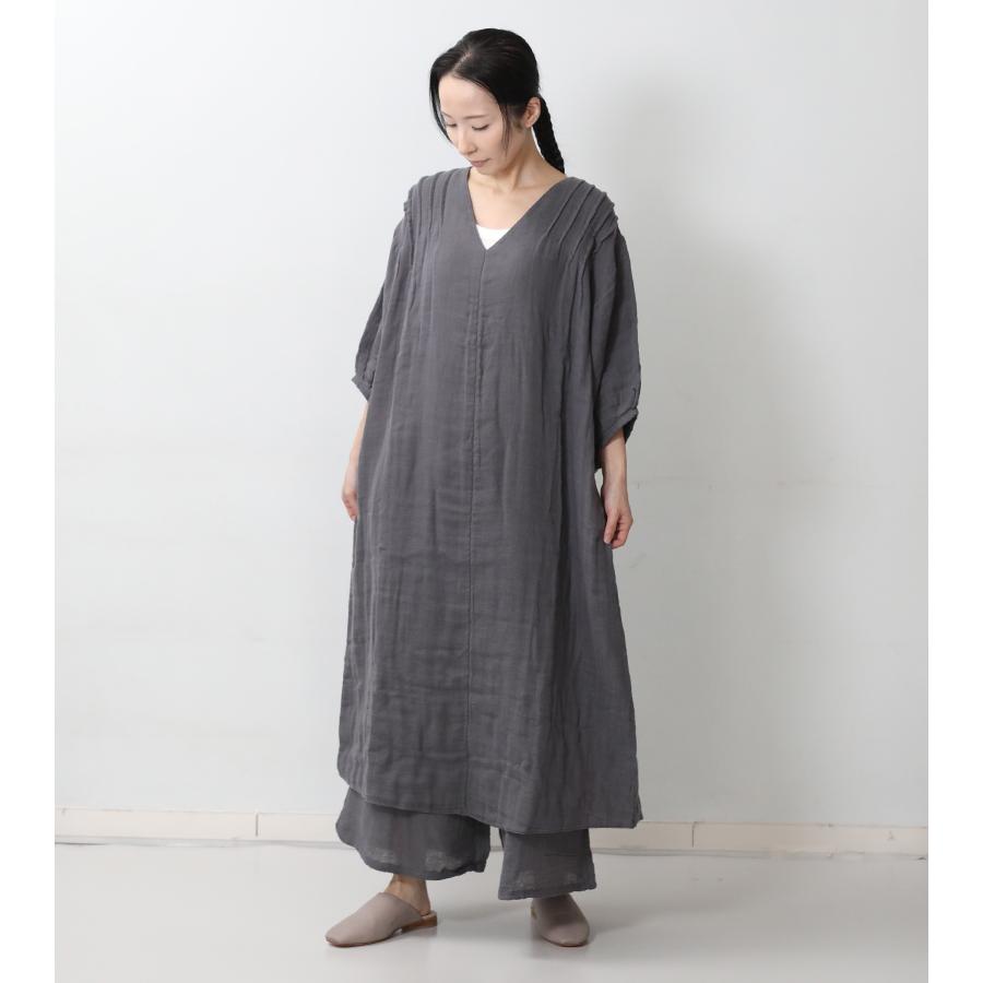 美品 BAN INOUE BPQC バンイノウエ 蚊帳 Vネック ワンピース BAN INOUE バンイノウエ かやピンタックドレス 銀ねず つるばみ