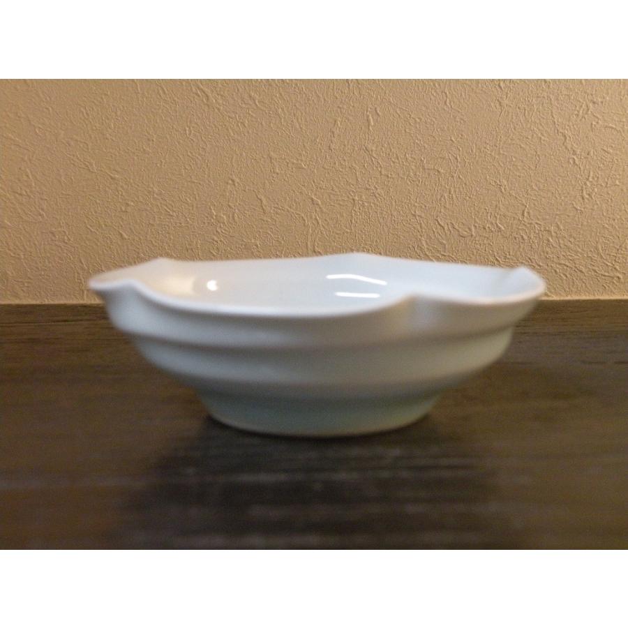 砥部焼　淡青白磁　皿　（小）　輪花　　食器皿　陶彩窯　焼き物　陶器 |  | 02