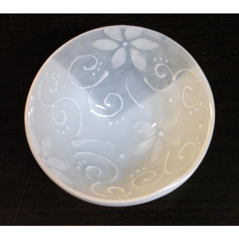 砥部焼　花柄　盃　おちょこ　陶彩窯　焼き物　陶器 |  | 01