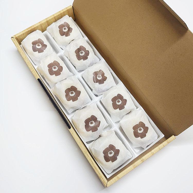 【ヤフショ独占販売】父の日 プレゼント ギフト 2026 お菓子 和菓子 スイーツ 食べ物 黄色いバラ 花 送料無料 選べるメッセージカード  【これが本当の柿チョコ】 10個入 |  | 05