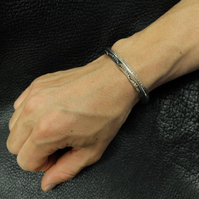 限定品 インディアンジュエリー（ナバホ族）Nora Tahe：ノラ・タエ作　ヘビートライアングル シルバーバングル 2 【2558891335】(13638円)