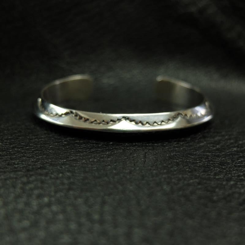 限定品 インディアンジュエリー（ナバホ族）Nora Tahe：ノラ・タエ作　ヘビートライアングル シルバーバングル 2 【2558891335】(13638円)