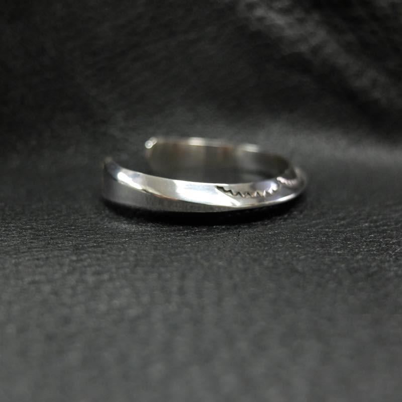 限定品 インディアンジュエリー（ナバホ族）Nora Tahe：ノラ・タエ作　ヘビートライアングル シルバーバングル 2 【2558891335】(13638円)