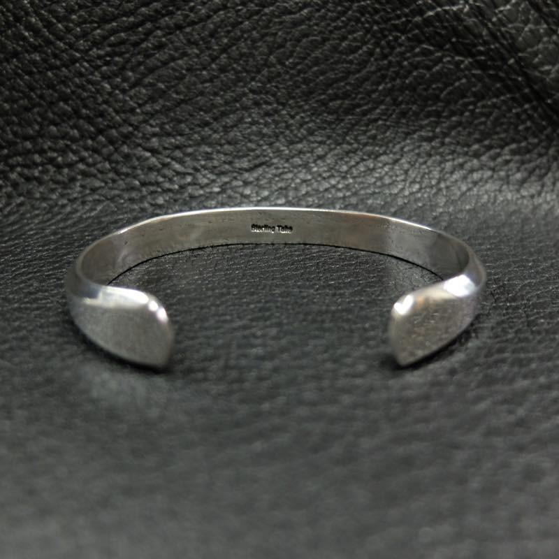 限定品 インディアンジュエリー（ナバホ族）Nora Tahe：ノラ・タエ作　ヘビートライアングル シルバーバングル 2 【2558891335】(13638円)